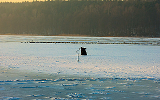 Lód na jeziorach jest jeszcze zbyt cienki!